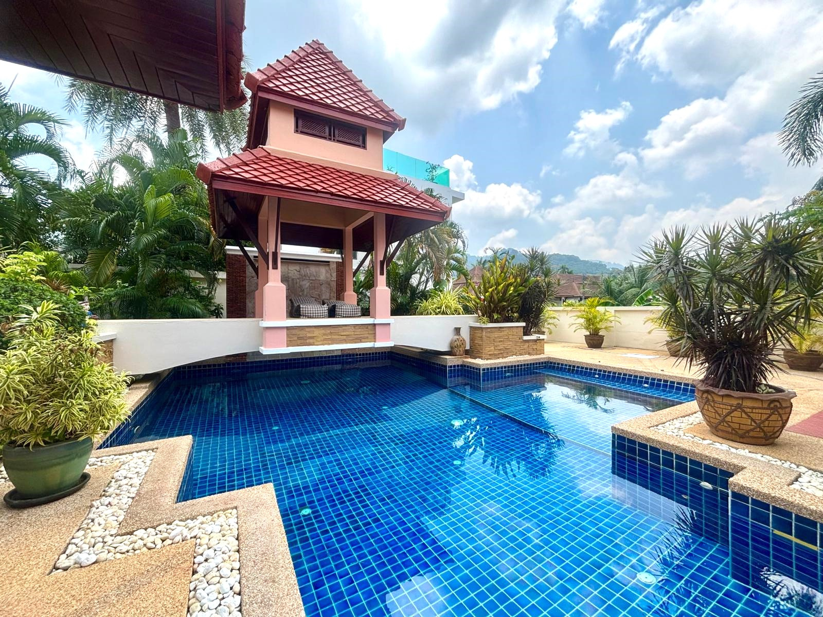 PHUKET A KAMALA VILLA 4 CHAMBRES AVEC PISCINE. IMMOCENTER THAILANDE PHUKET