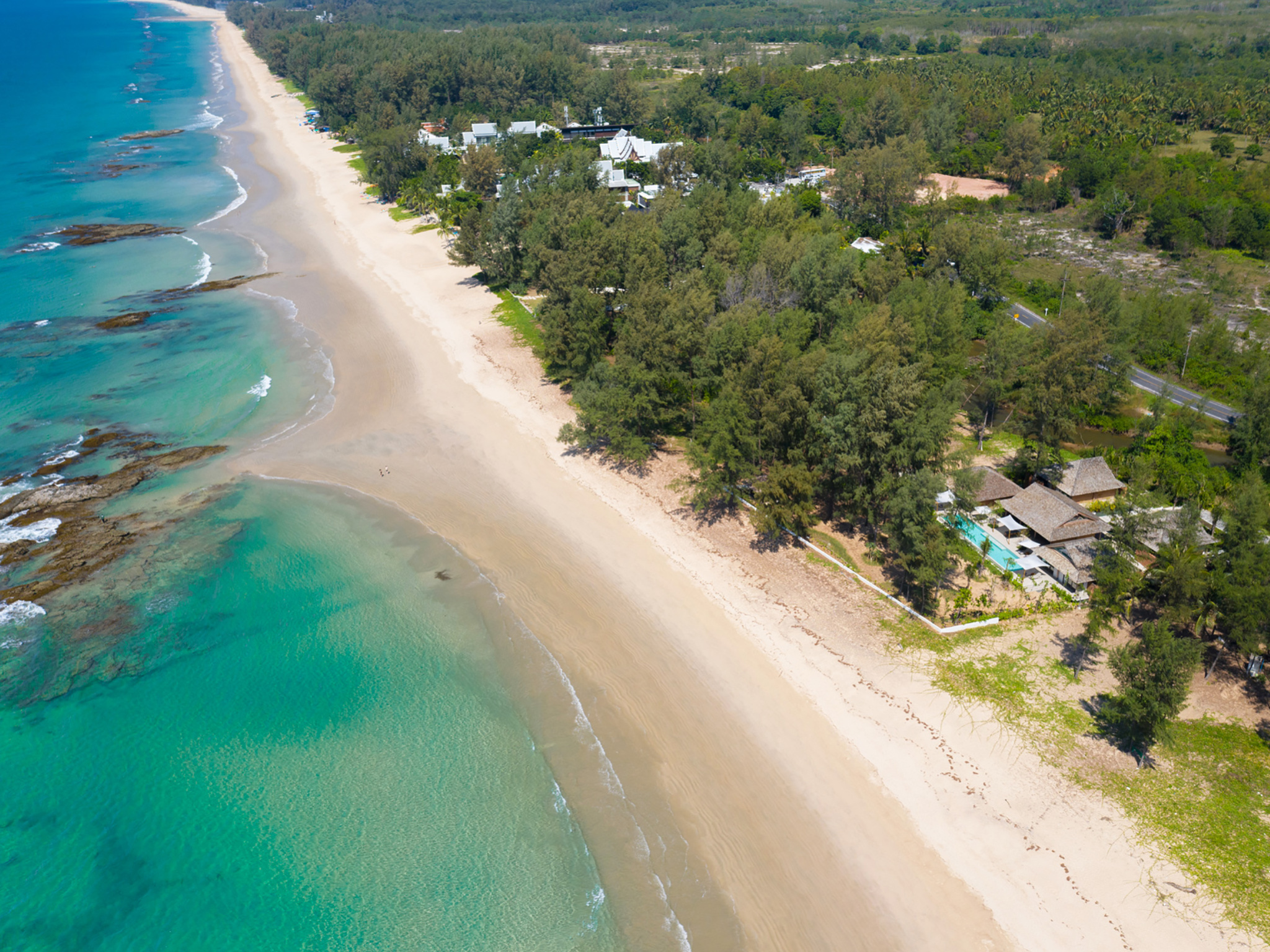 A NATAI AU NORD DE PHUKET VILLA DE LUXE AU BORD DE LA MER. IMMOCENTER PHUKET THAILANDE.