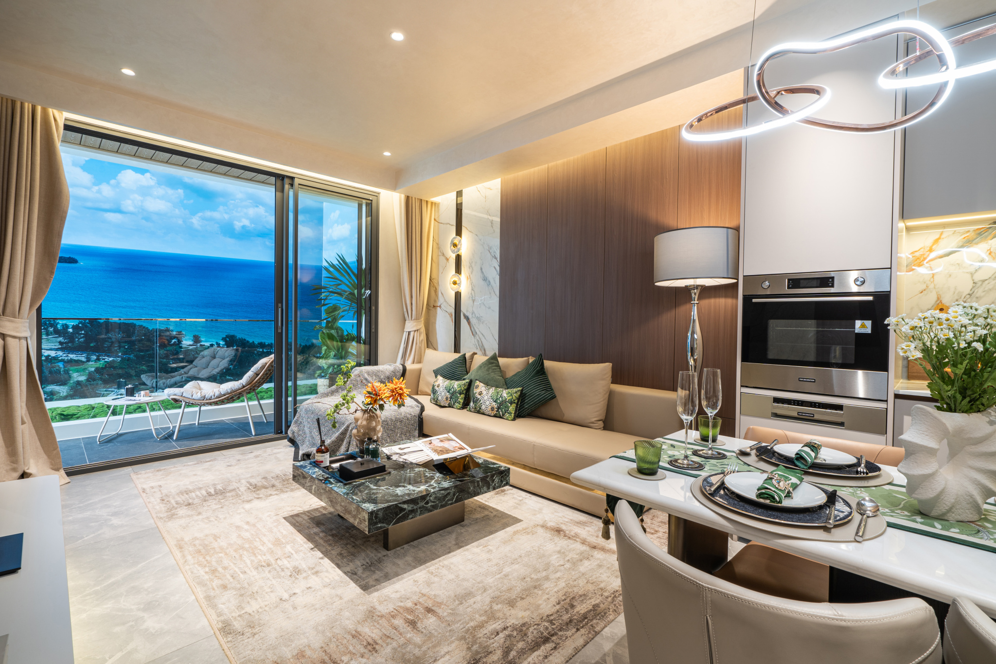 PHUKET A LAYAN AU BORD DE LA PLAGE CONDO VUE MER. IMMOCENTER THAILAND REAL ESTATE AGENCY PHUKET