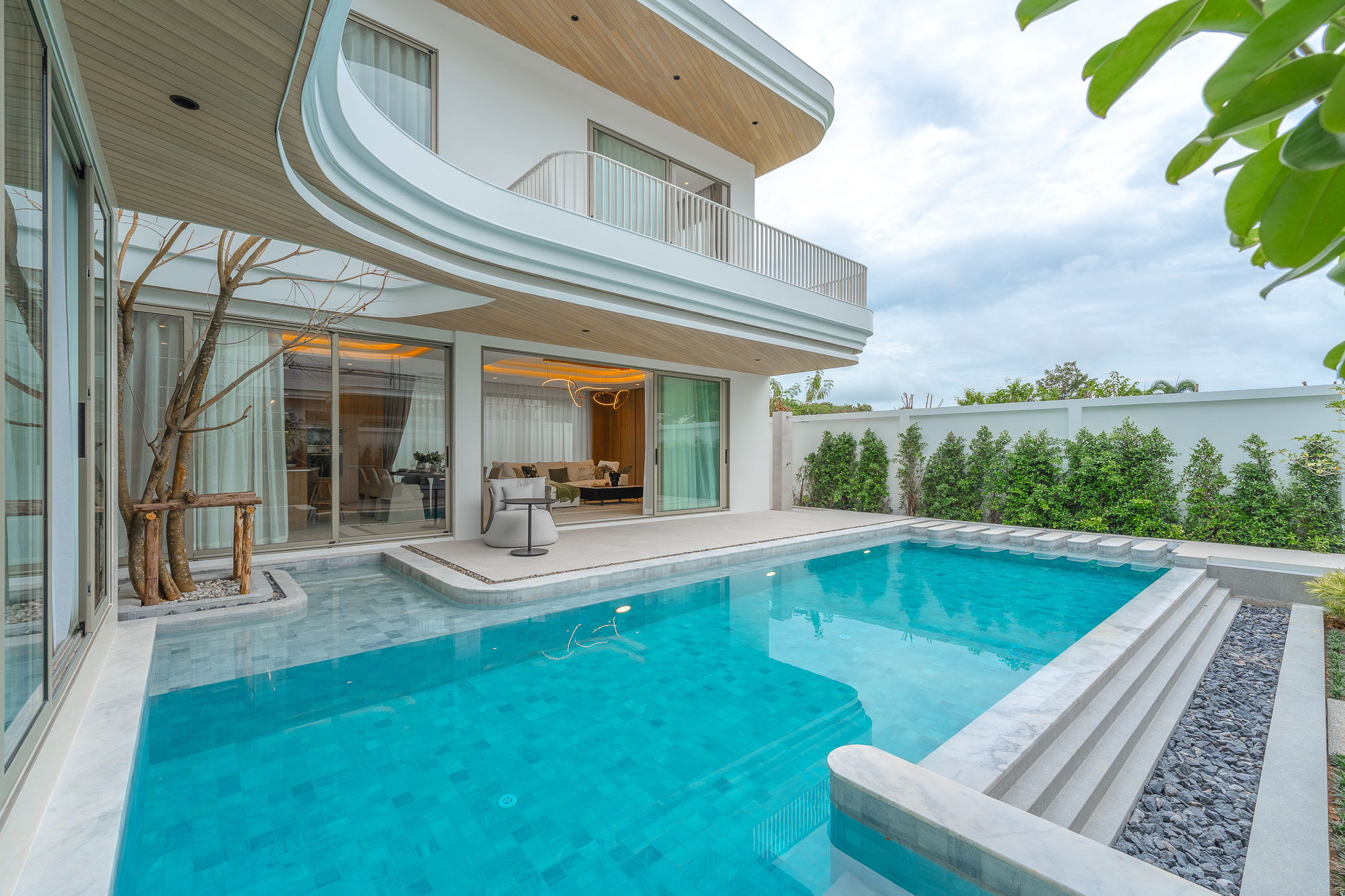 PHUKET A RAWAI VILLA MODERNE DE LUXE AVEC 4 SUITES PRANTALES. IMMOCENTER THAILANDE PHUKET RAWAI