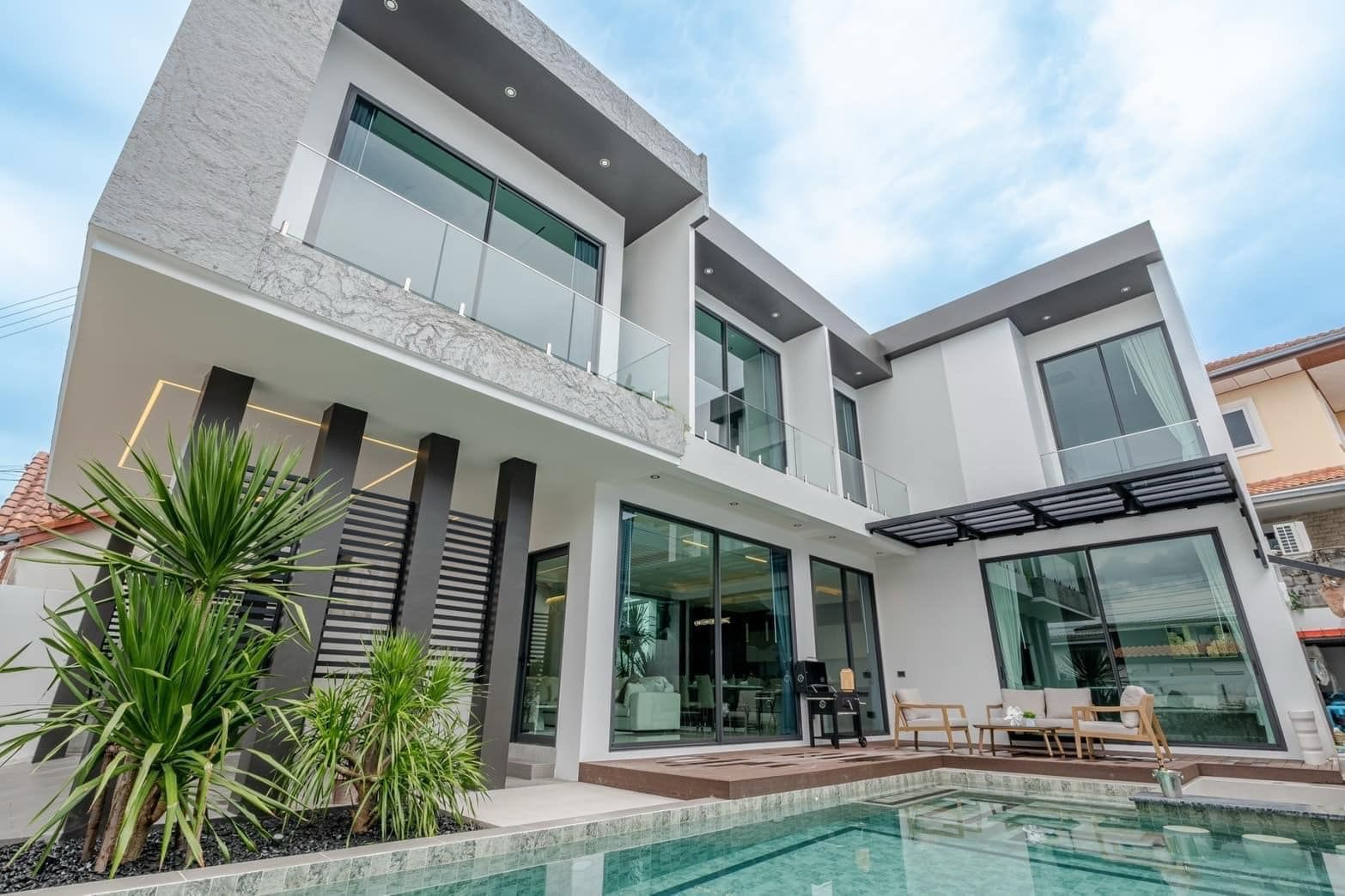 PATTAYA A JOMTIEN VILLA DE PRESTIGE 5 CHAMBRES. IMMOCENTER THAILANDE PATTAYA